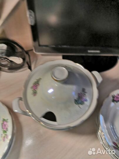 Тарелки суповые 6 шт. и супница (