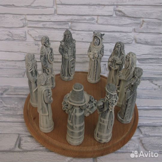 Фигурки кумиры Славянских богов у костра святилище