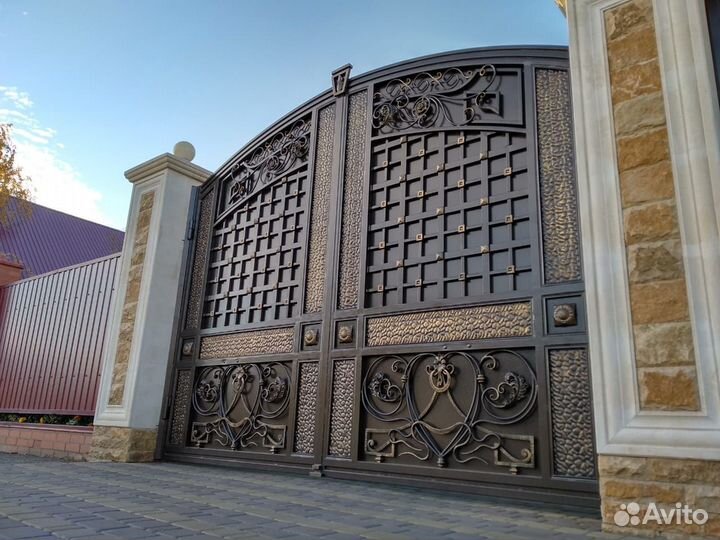 Распашные кованые ворота