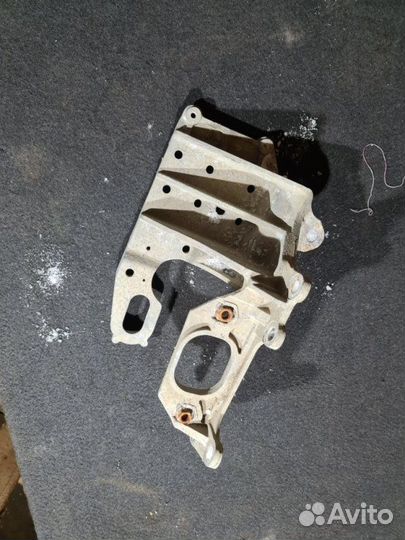 Крепление аккумулятора Nissan Qashqai J10 MR20DE