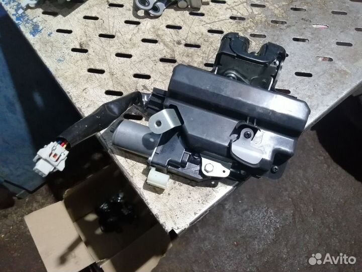 Замок крышки багажника Toyota RAV4 XA50
