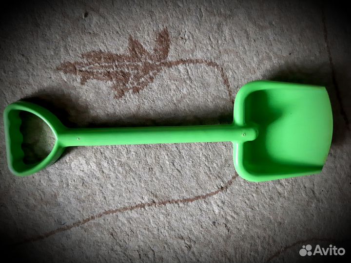 Ребенок продает свои игрушки