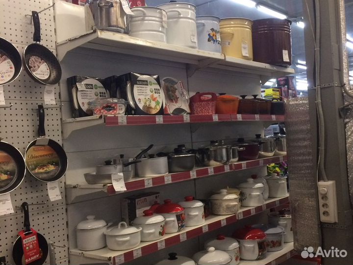 Посуда: кастрюли, сковороды и т.д возле вокзала