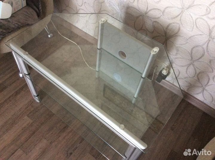 Столик-подставка из стекла под тв 78х50х51