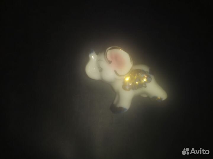 Фарфоровая фигурка