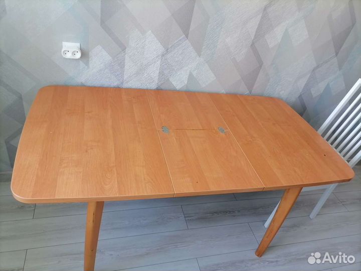 Кухонный стол и стулья