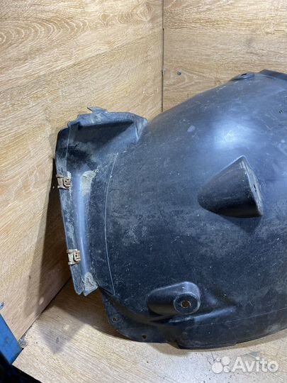 Подкрылок передний правый Mercedes W211 1704206