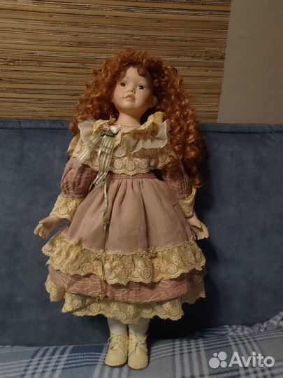 Кукла фарфоровая