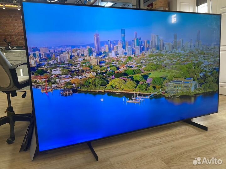 Огромный 4K телевизор Samsung UE85AU8000u