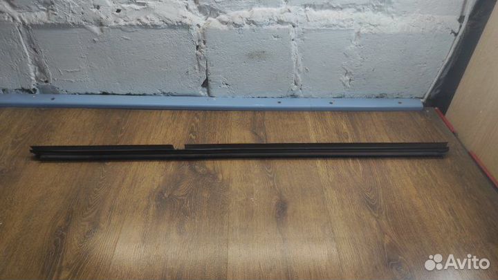 Молдинг стекла задний левый Toyota Avensis T250