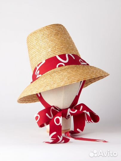 Стильная соломенная шляпа