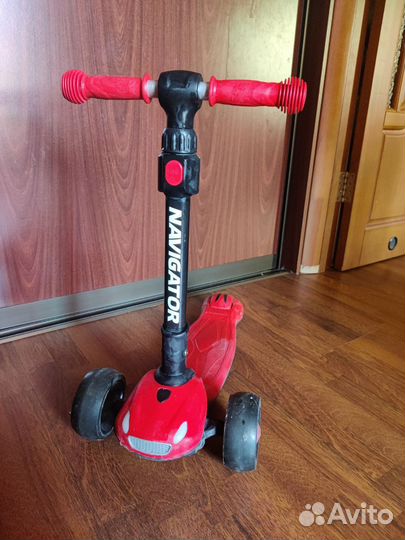 Самокат со светящимися колесами и музыкой