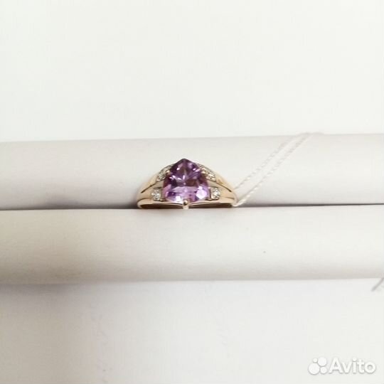 Золотое кольцо с камнем 18р