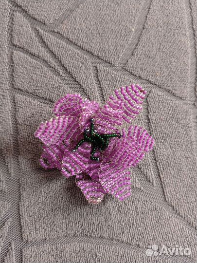 Брошь ручной работы из бисера