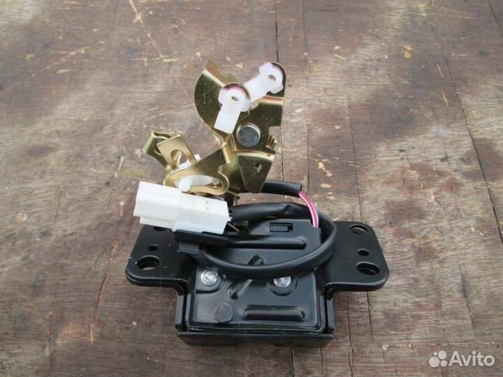 Замок багажника Toyota Harrier MCU15