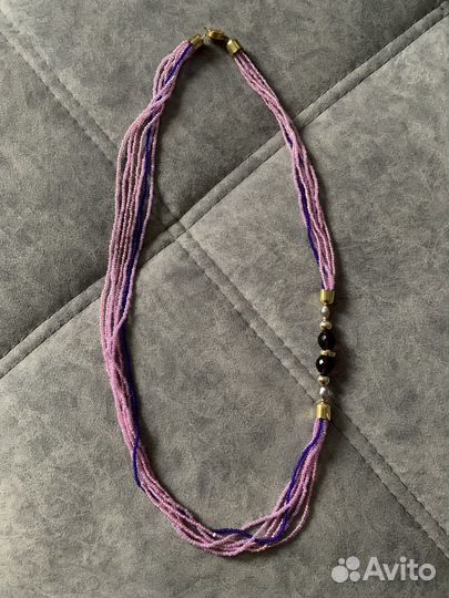 Много уникальной винтажной бижутерии