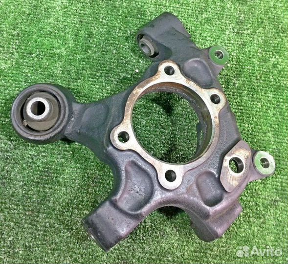 Цапфа задняя правая Mitsubishi Pajero 3 V65W 6G74