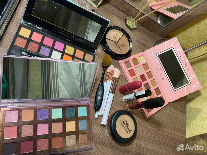 Косметика разная кисти тени