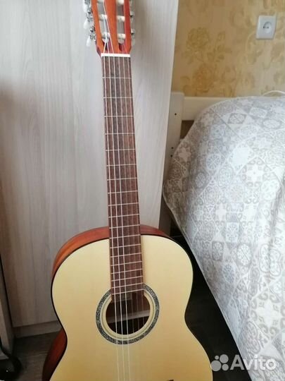 Классическая гитара новая +чехол