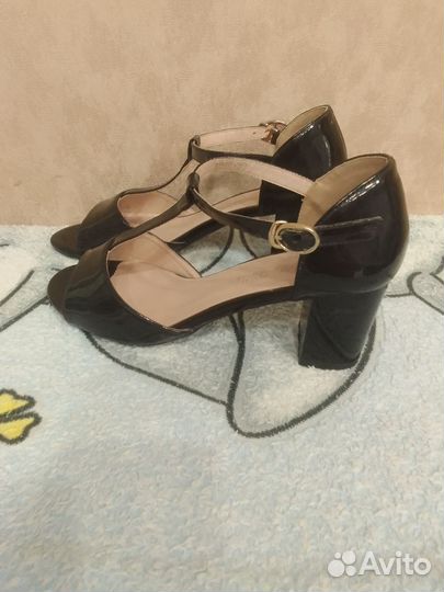 Босоножки лакированные 38