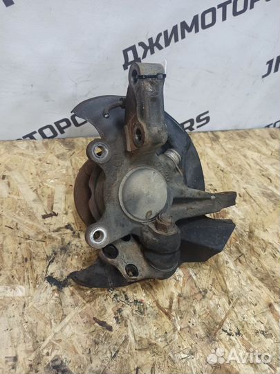 Кулак передний правый Nissan Serena C23