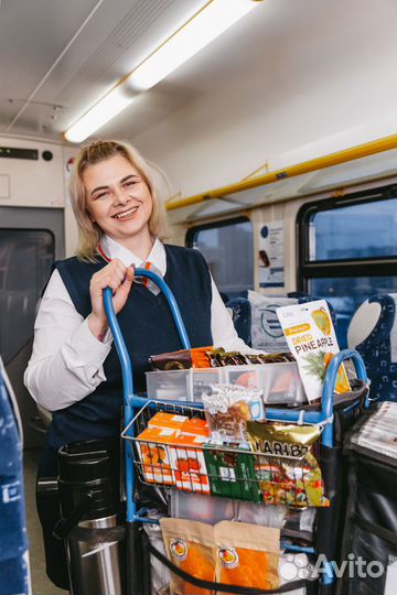 Продавец стюард в электропоезд