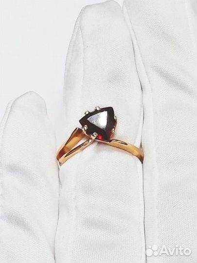 Кольцо с синтетическим камнем Золото