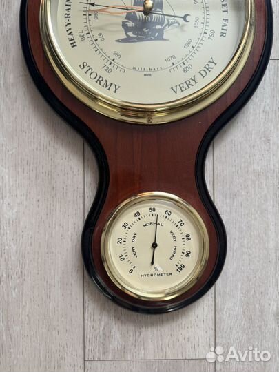 Часы настенные с барометром