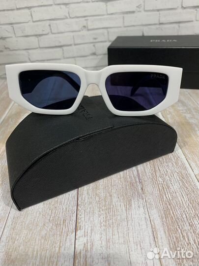 Солнцезащитные очки Prada