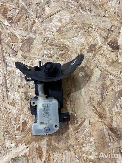 Замок лючка бензобака Мерседес w219