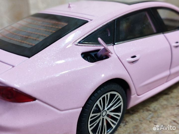 Audi A7 в масштабе 1:24 розовый