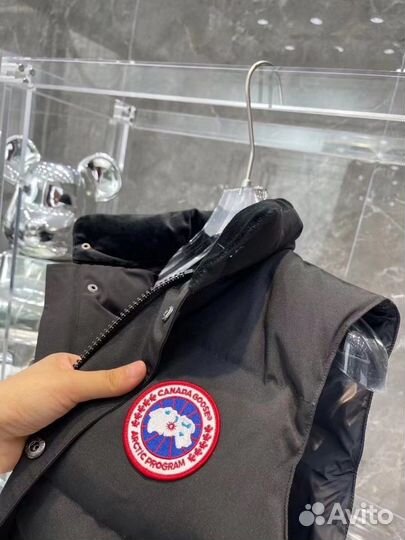 Жилетка Canada Goose на пуху 13278