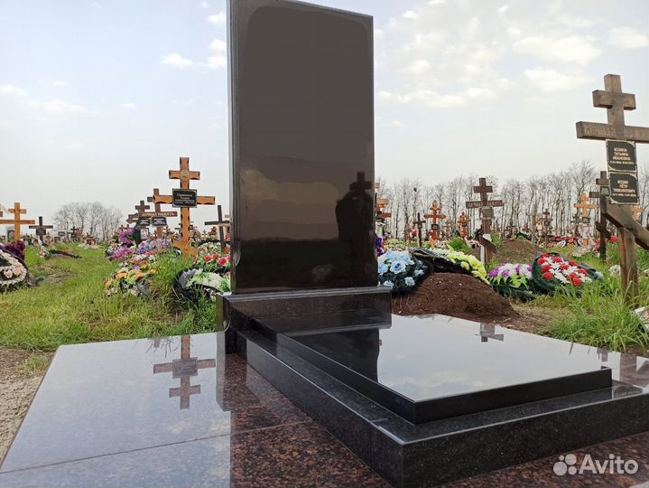Памятники на могилу из гранита + ваза в подарок