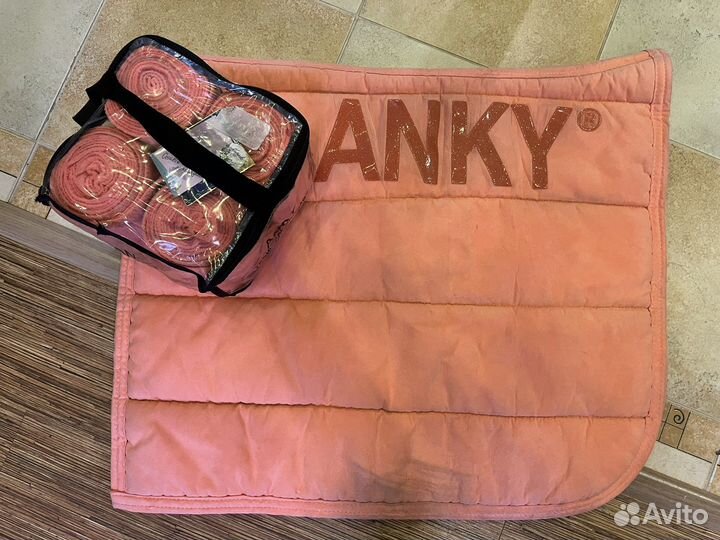 Большое количество конной амуниции