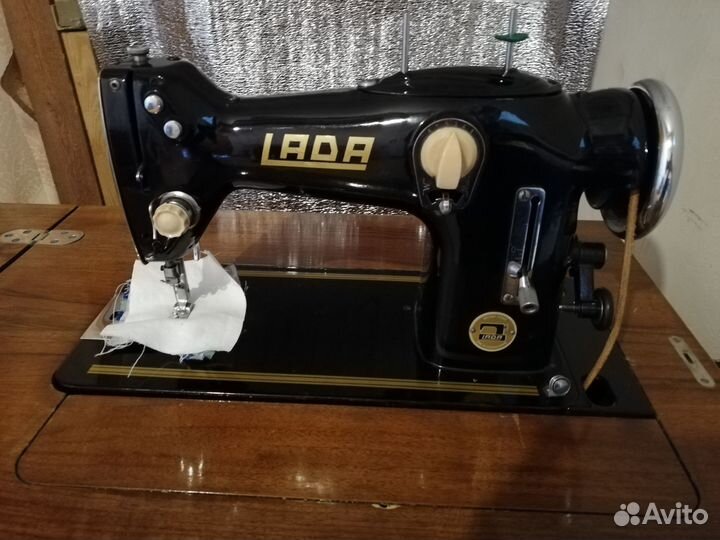 Швейная машинка кабинетная Лада Чехословакия