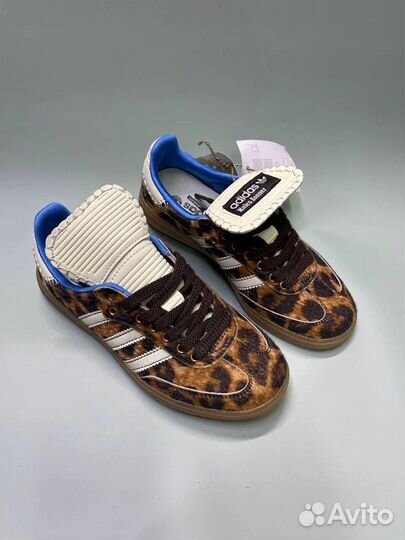 Кроссовки женские