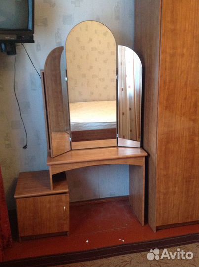 Туалетный столик с зеркалом