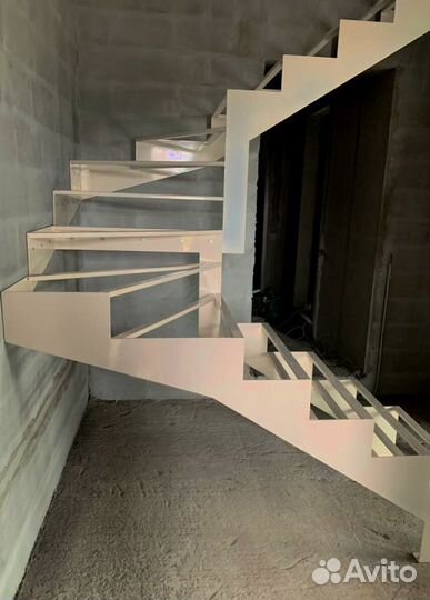 Лестница с забежными ступенями в коттедж