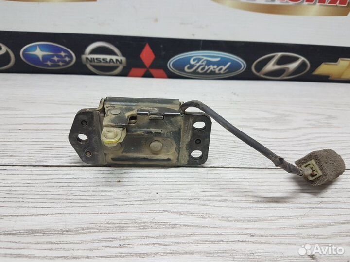 Замок двери багажника Toyota Land Cruiser J80