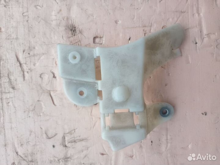 Кронштейн обшивки стойки правый Volkswagen Passat