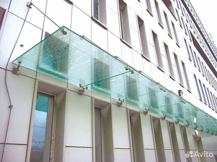 Стеклянный козырек над входом