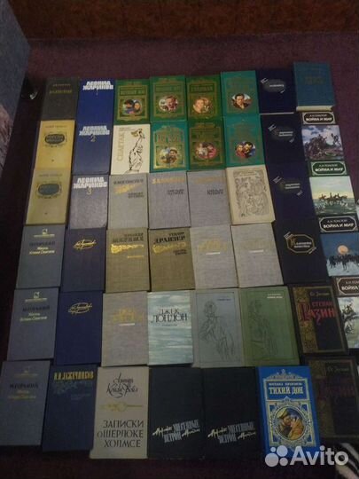 Много разных книг, сказки, фантастика,детектив, и