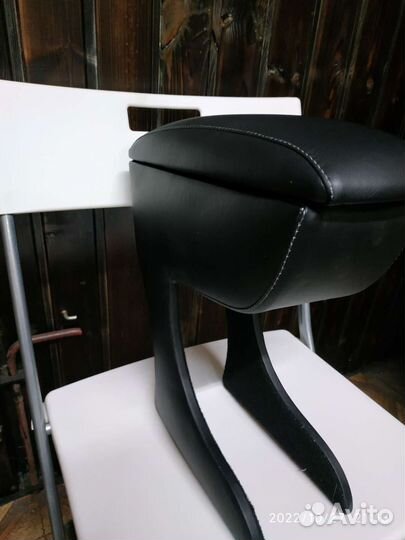 Подлокотник на nissan Almera