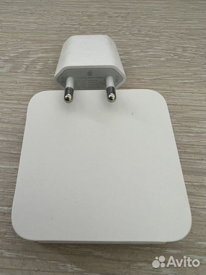 Наушники и зарядник Apple