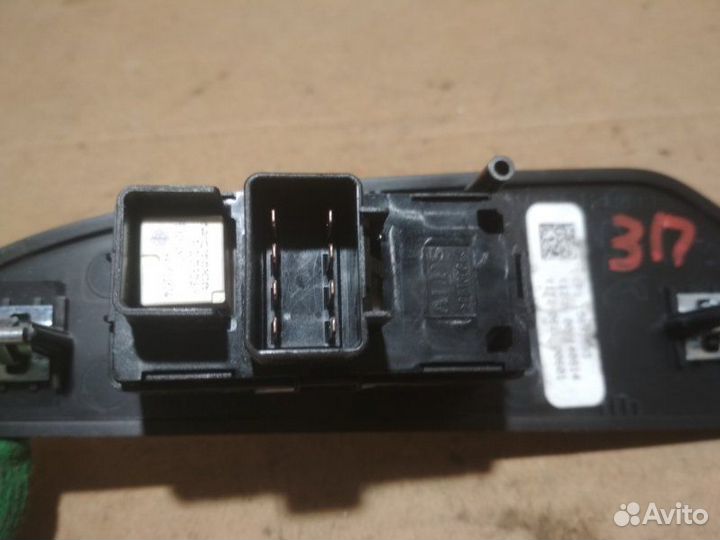 Кнопка стеклоподъемника Cadillac Escalade III