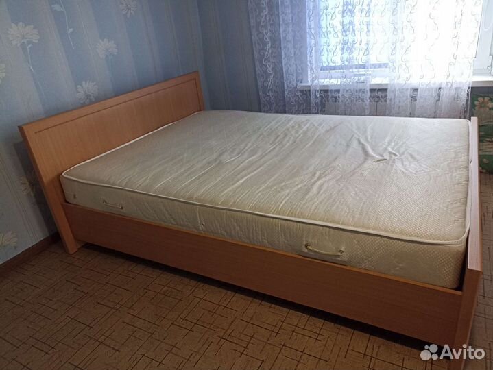 Кровать двухспальная с матрасом 140 200