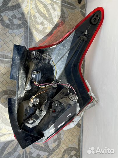 Задний левый фонарь Ford Focus 3 хэтчбек