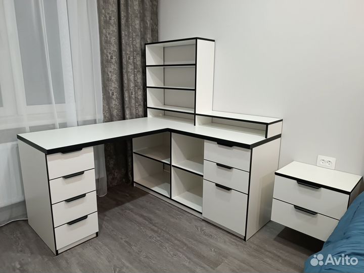 Письменный стол для школьника угловой