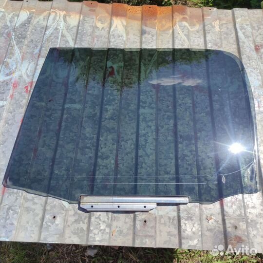 Стекло двери правой задней для Toyota FunCargo