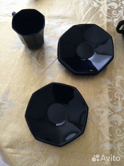 Чайный сервиз из чёрного стекла